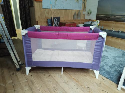 Prachtig opvoubaar ledikantje, kinderbedje of campingbedje. Merk: Herlag