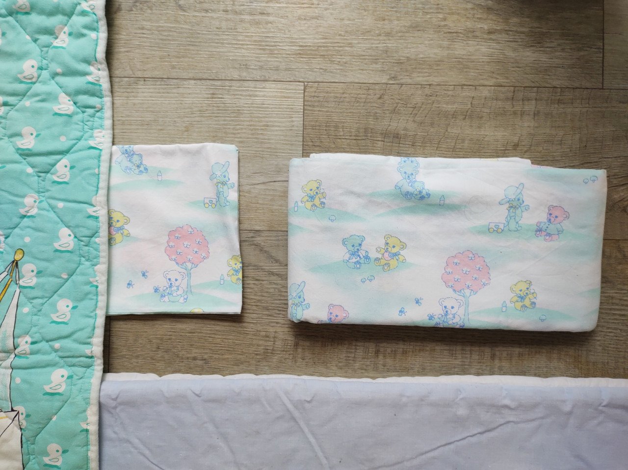 Kinder- dekbed, 2 dekbedhoezen, sloop en boxkleed.