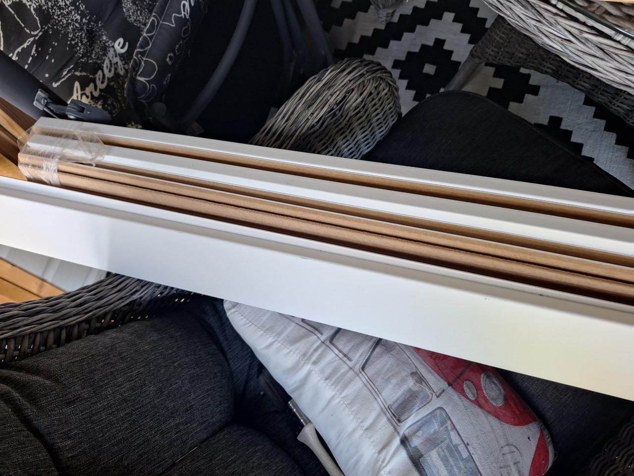 Witte hoge plinten