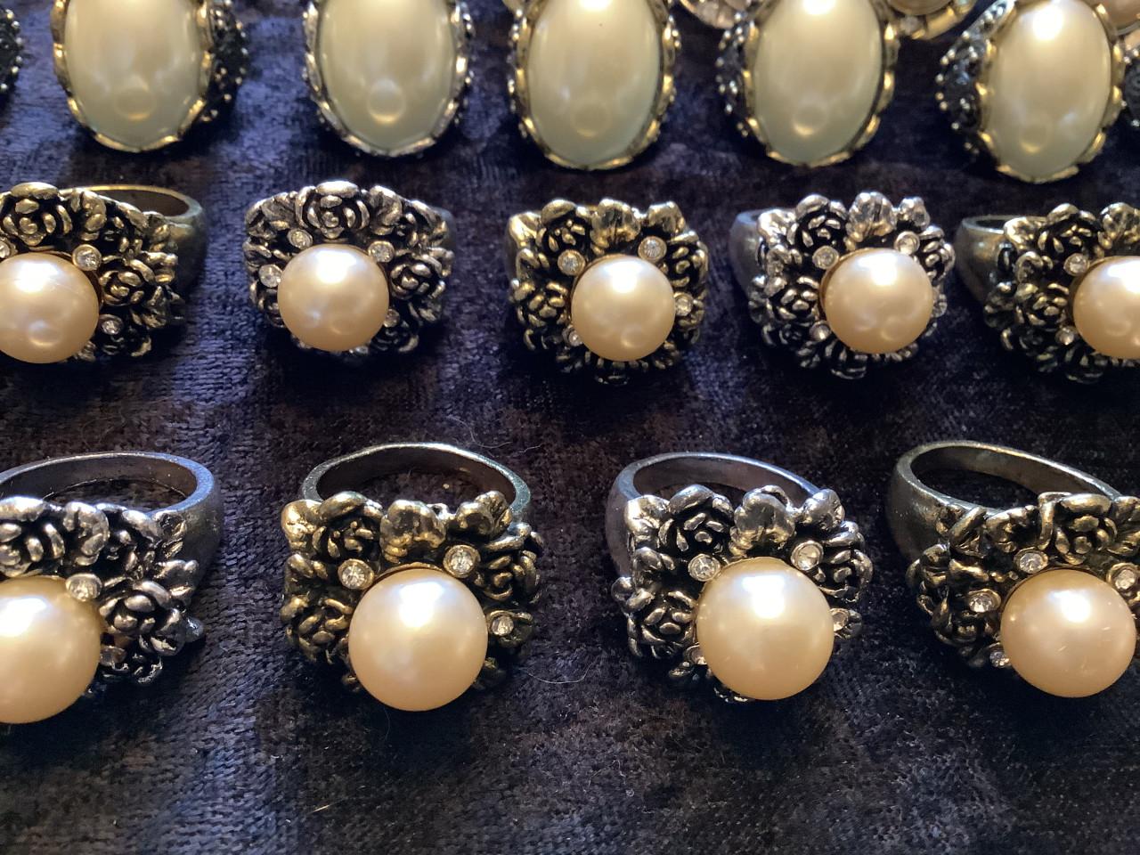 Partij mooie ringen. ( partij 120) Aanbieding !!!!!!