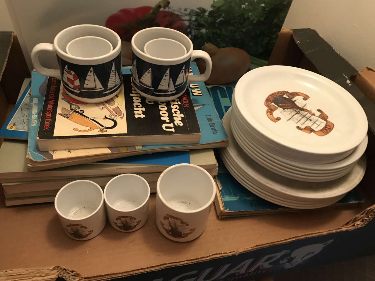 Zeilboot boeken en servies.