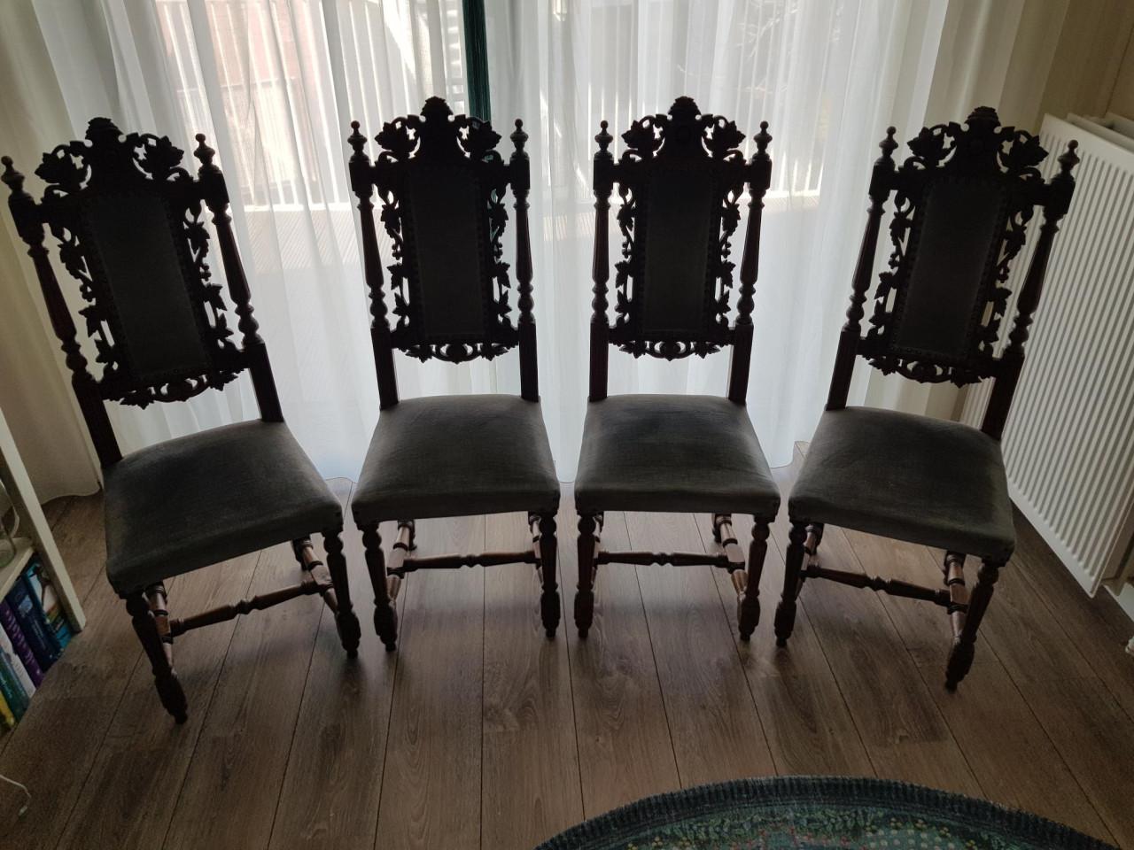 4 BROCANTE 'klooster' stoelen, voorheen in een klooster in belgie gestaan