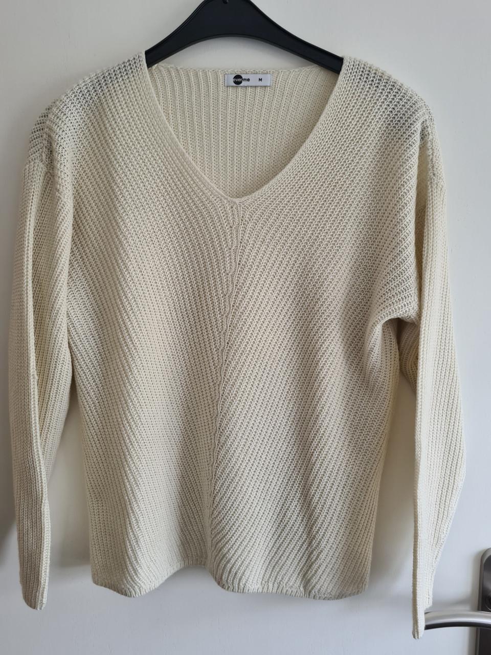 Mooie ecru beige trui van het merk Everme in maat M.