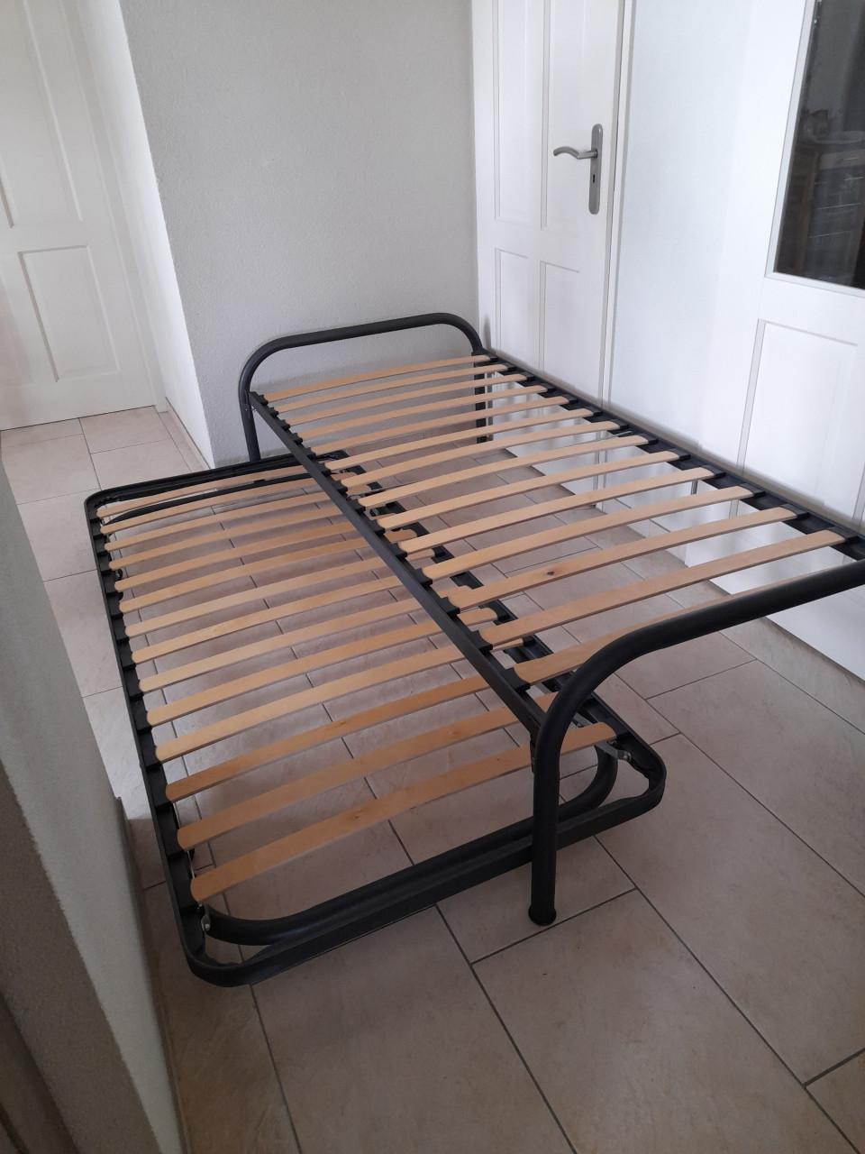 Zwart Bed met onderschuif bed (in goede nette staat)