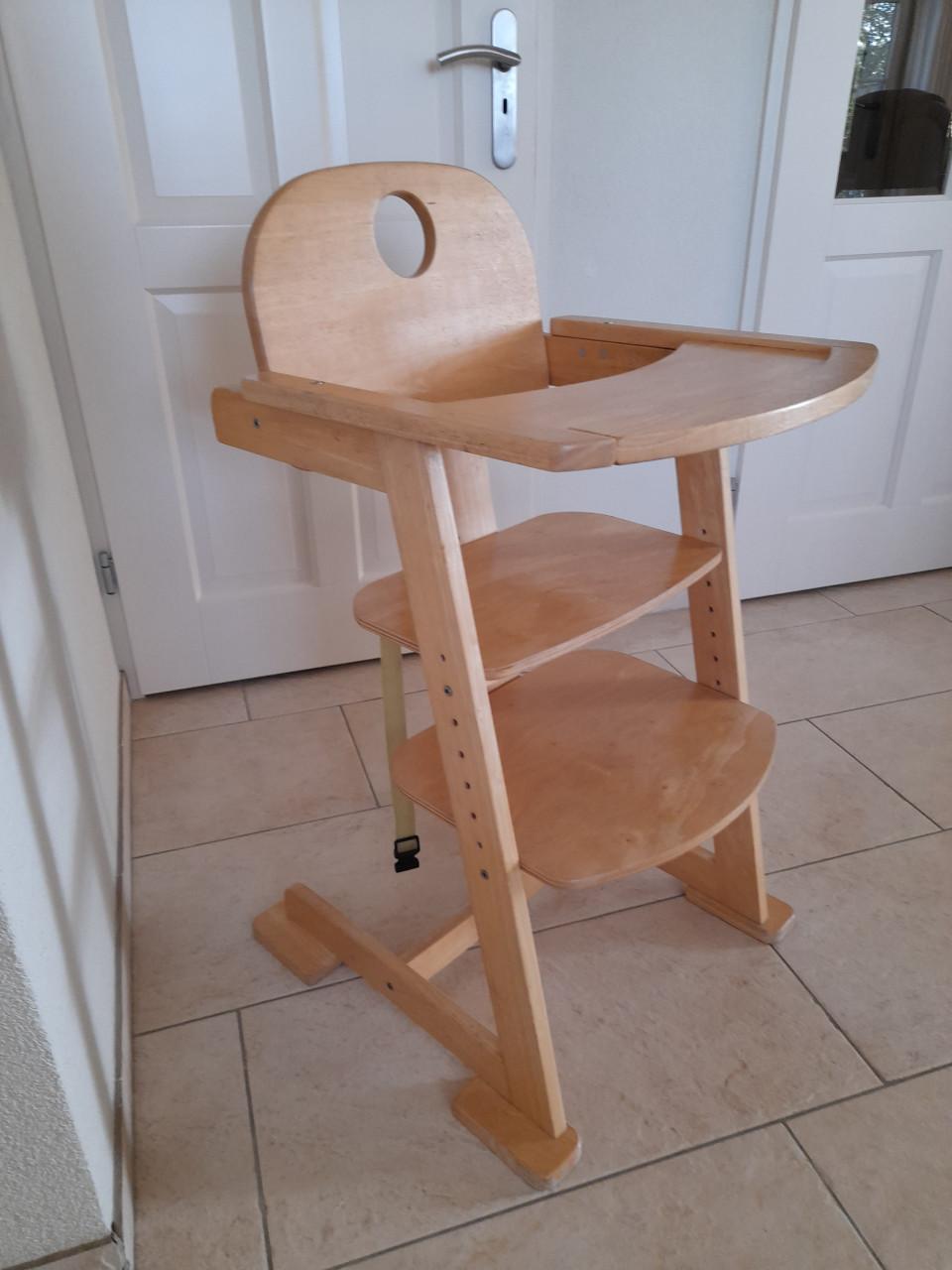 Houten Kinderstoel met gordel (verstelbaar) z.g.a.n.
