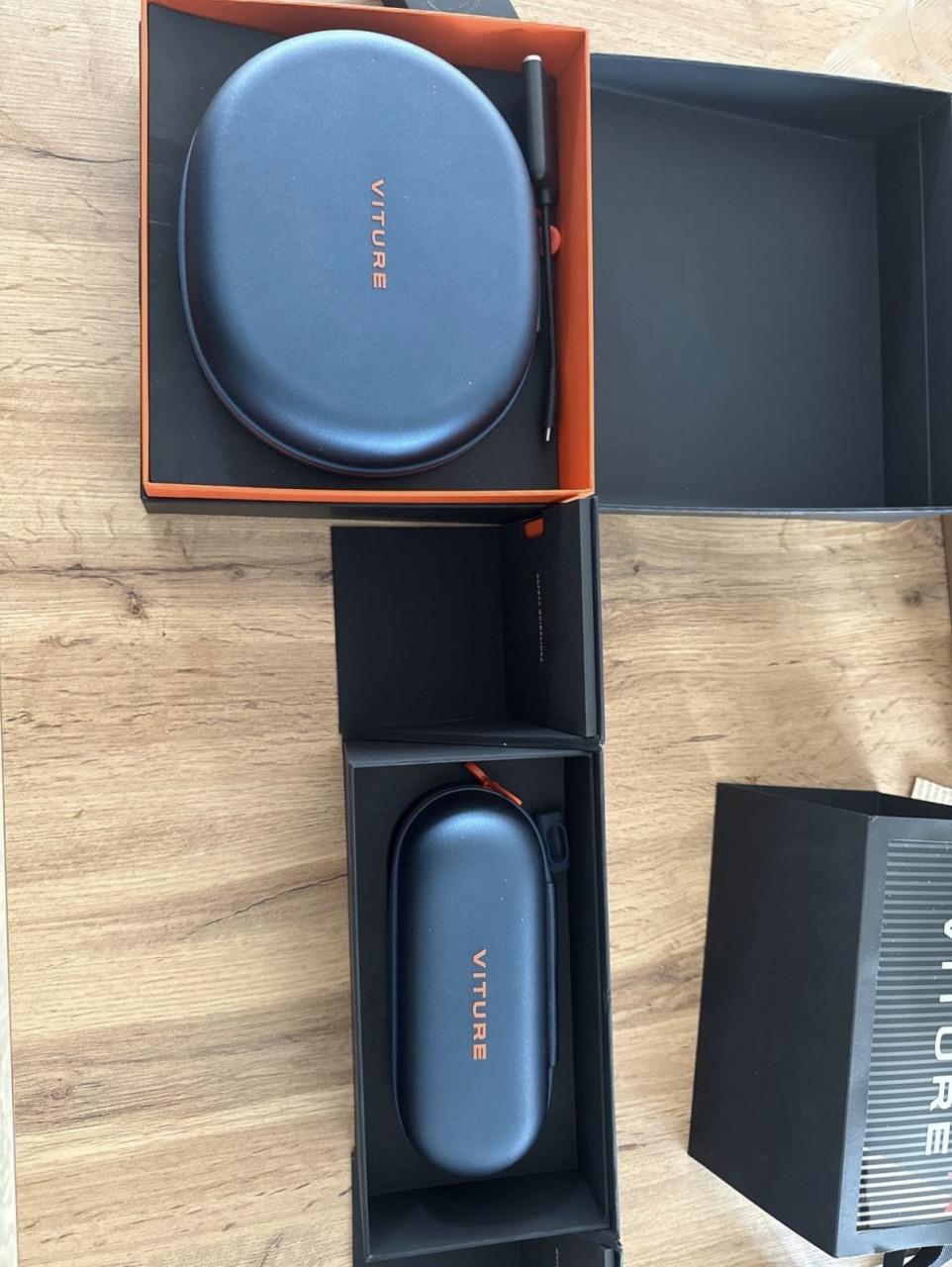 Viture one XR smart glasses met neckband en accessoires