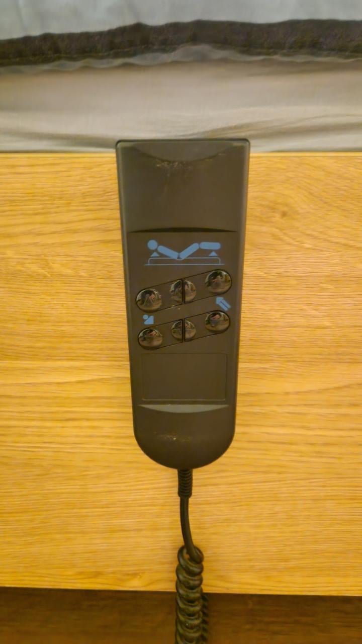 Bed met bijbehorend nachtkastje