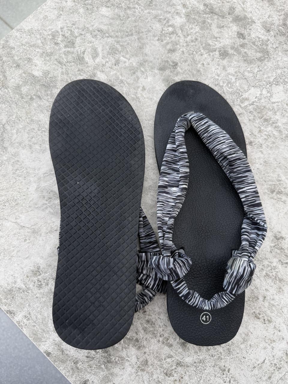 2 paar NIEUWE slippers. Sandaaltjes. Mt 42. Zwarte Passen ook voor 51.