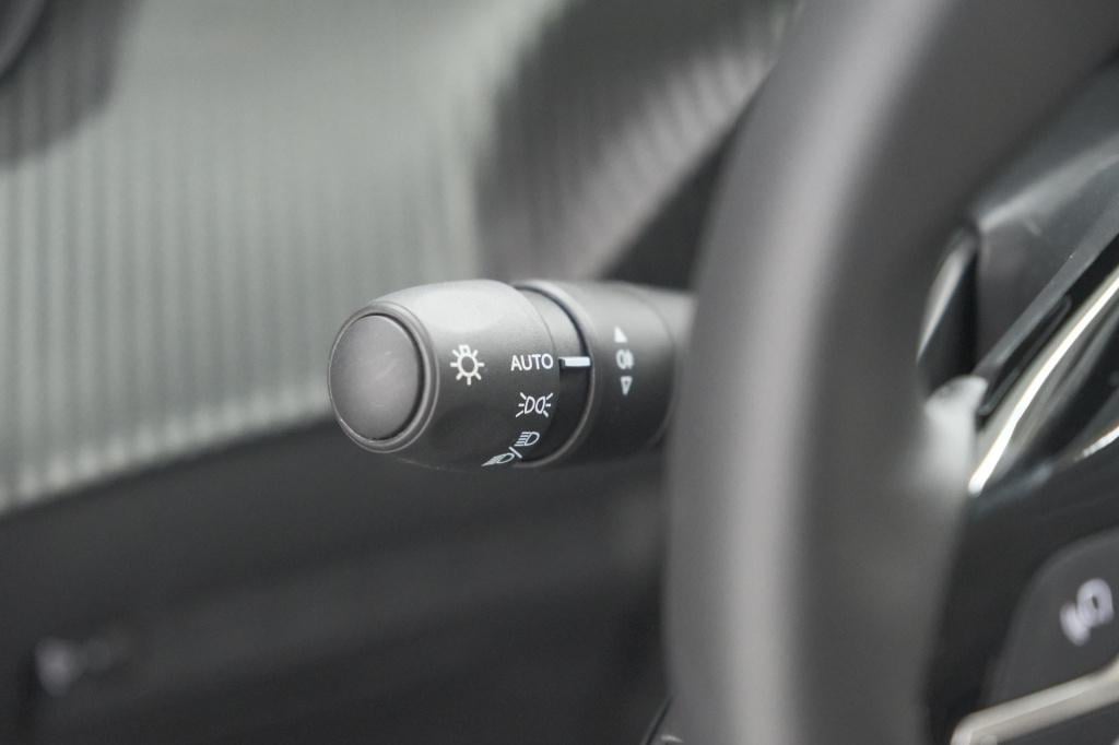 Peugeot 208 hybrid 110 e-dcs6 allure | stoelverwarming | apple carplay | pa