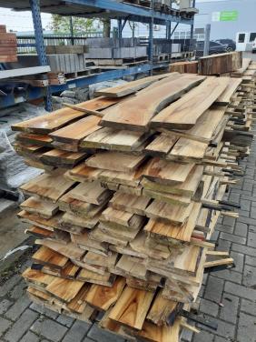 Partij van ong20 teak boomstamplanken 230xong20x2,7 cm voor 180 euro