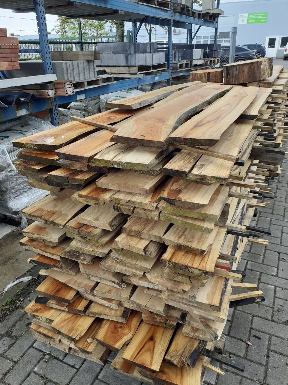 Partij van ong20 teak boomstamplanken 230xong20x2,7 cm voor 180 euro