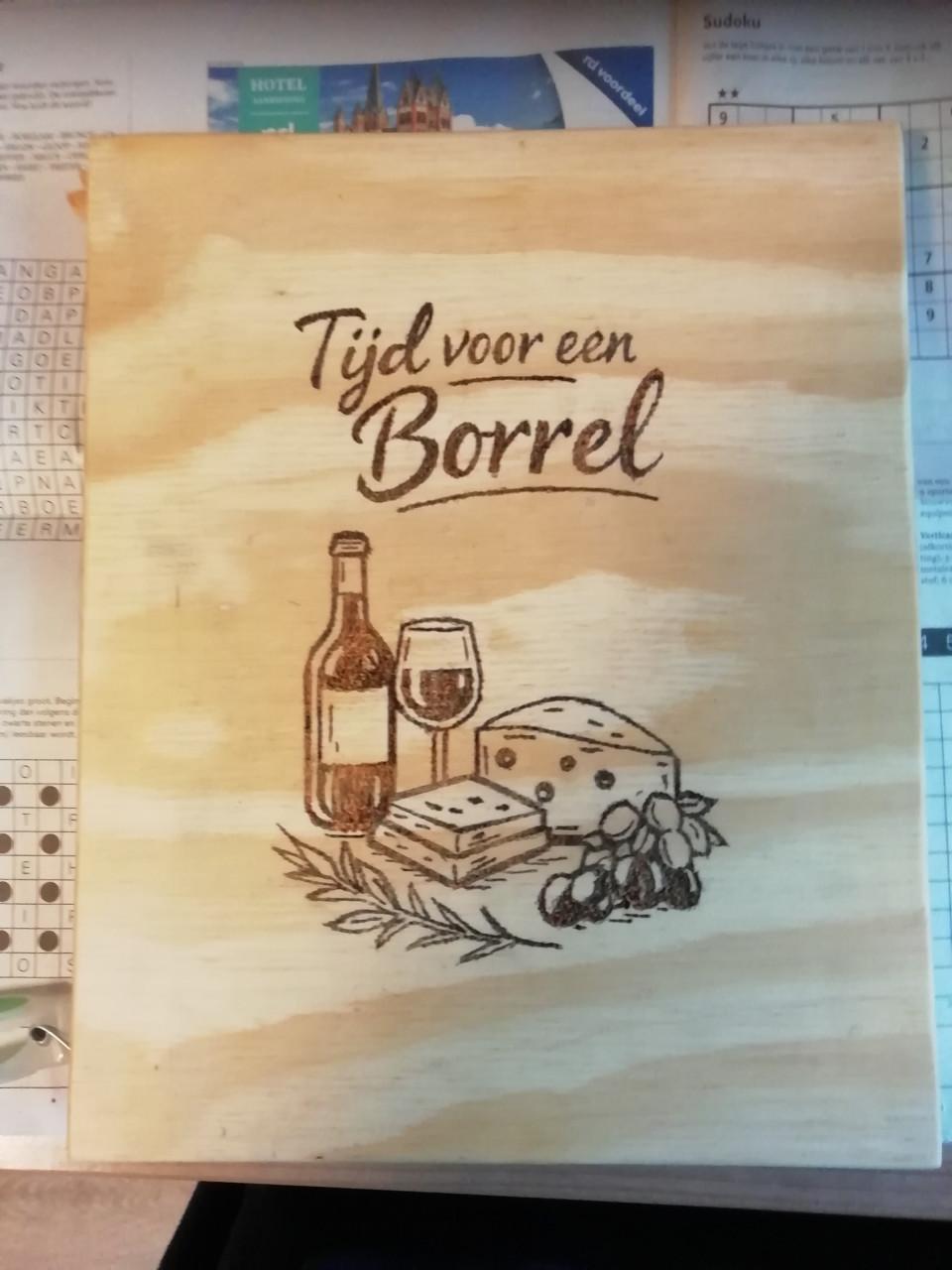 Plaatje op houten bord gebrand