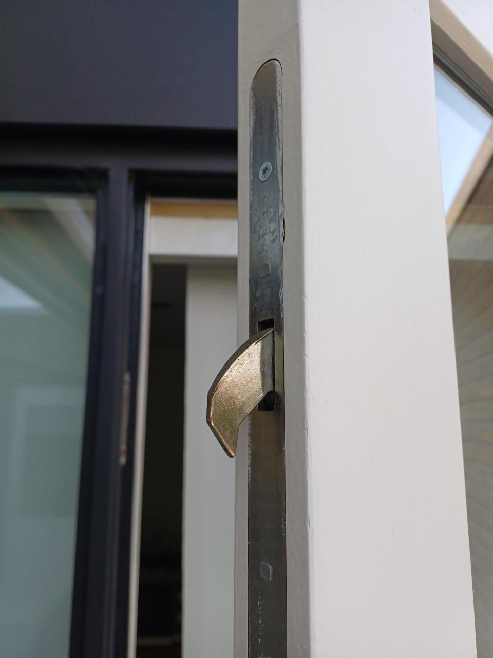 Kozijn met deur en raam ernaast