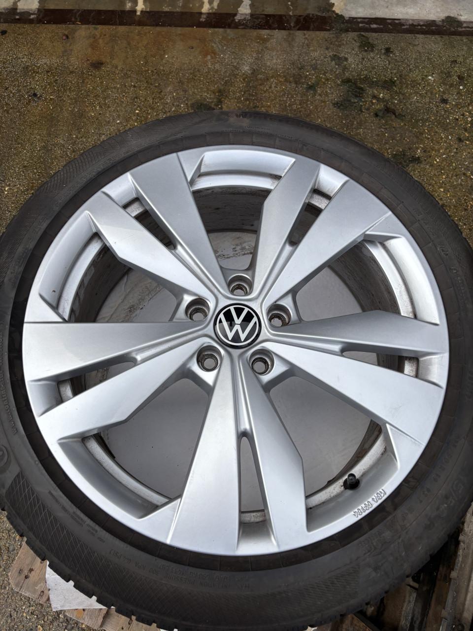 VW winterbanden op lichtmetalen velg. GERESERVEERD!!