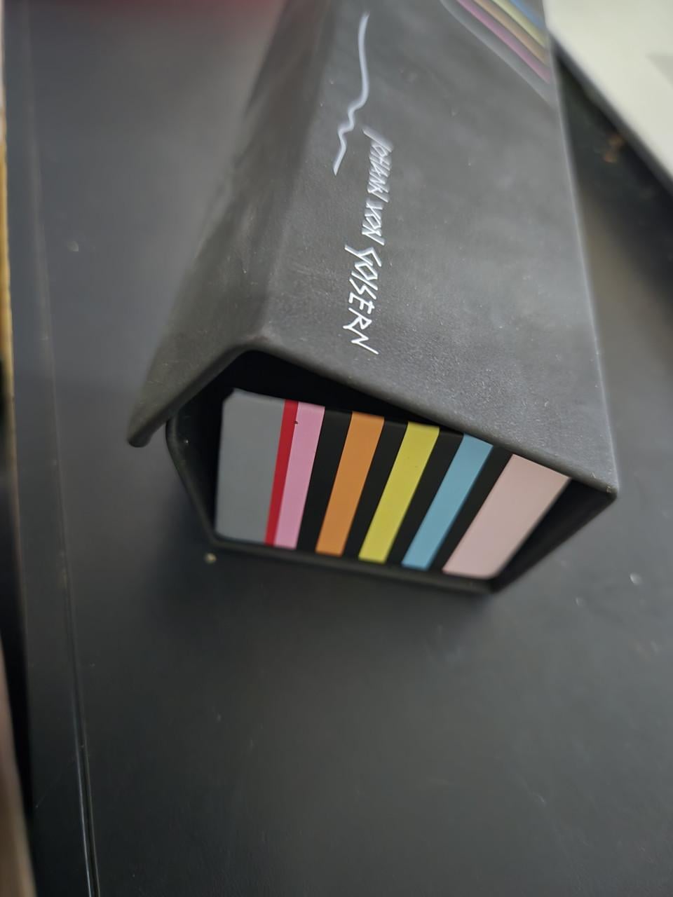 Johann von Goisern opvouwbare brillenkoker met magnetische sluiting.