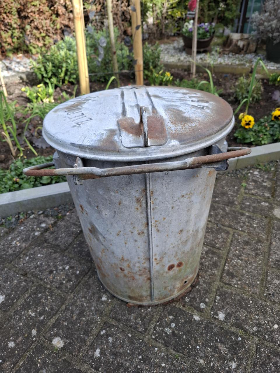 Zinken vuilnisbak Zierikzee