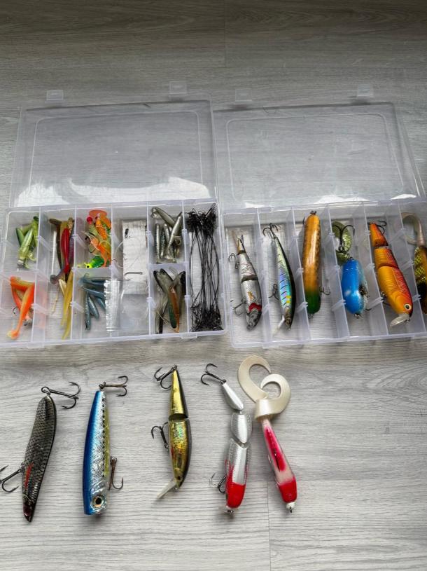 Complete vissers set - 6 hengels , 11 molens en toenehoren