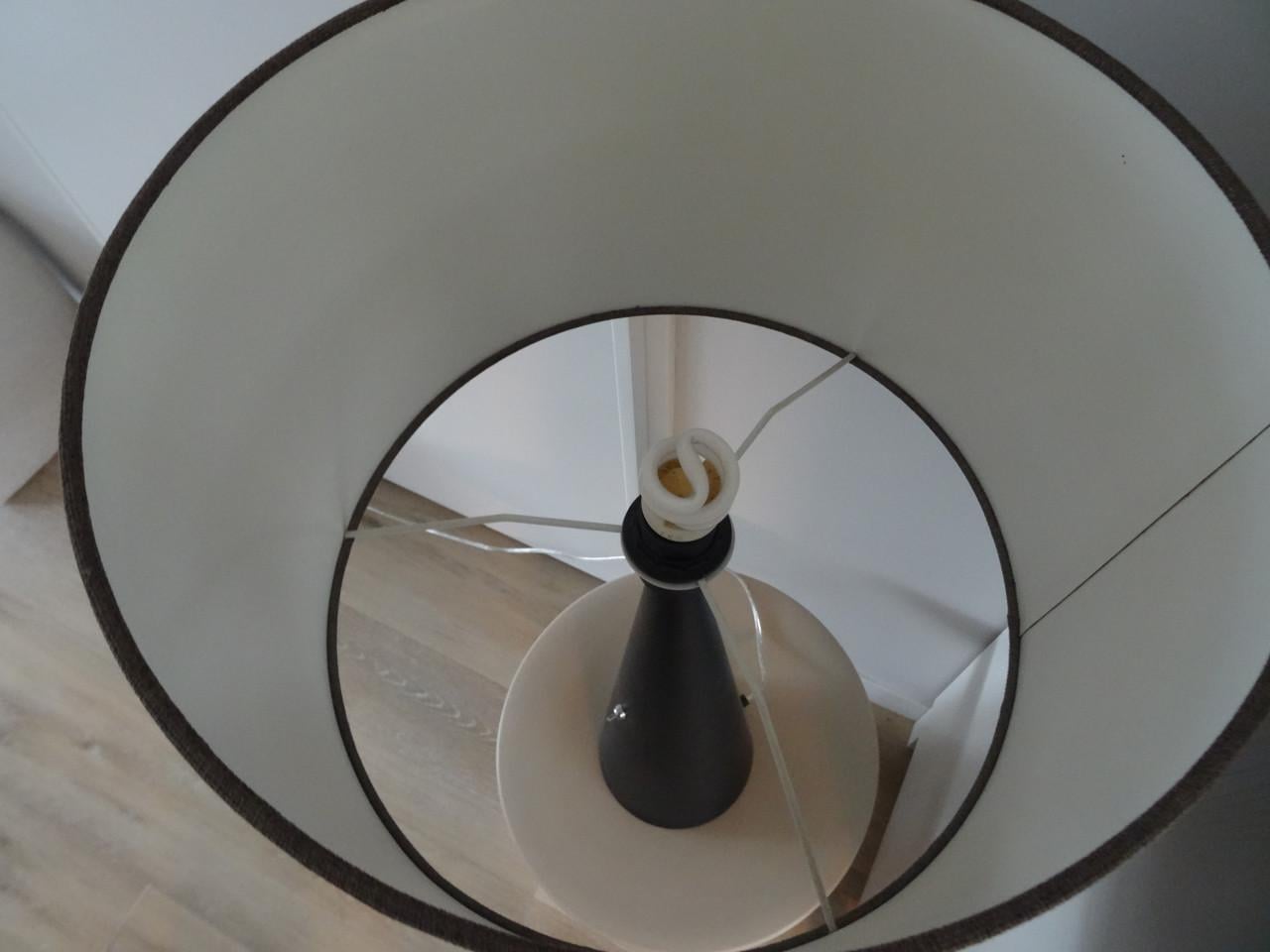 Fraaie tafellamp, bruine stoffen kap en zwart onderstel