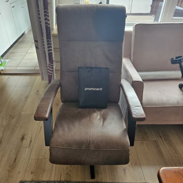 Sta op stoel van prominent