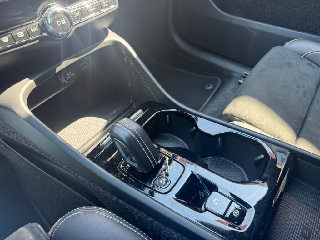 Volvo XC40 1.5 t4 recharge r-design black edition