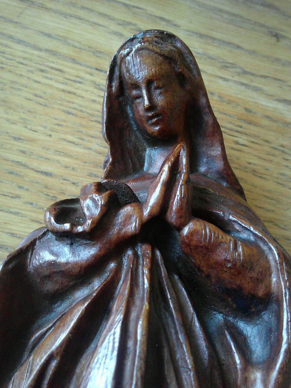 FIJN GESTOKEN HOUTEN MARIABEELDJE