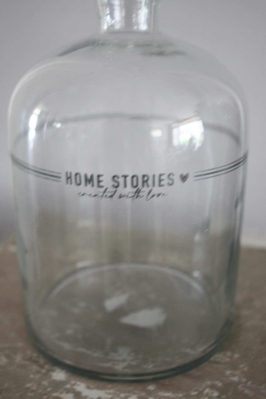 Glazen vaas met tekst home stories