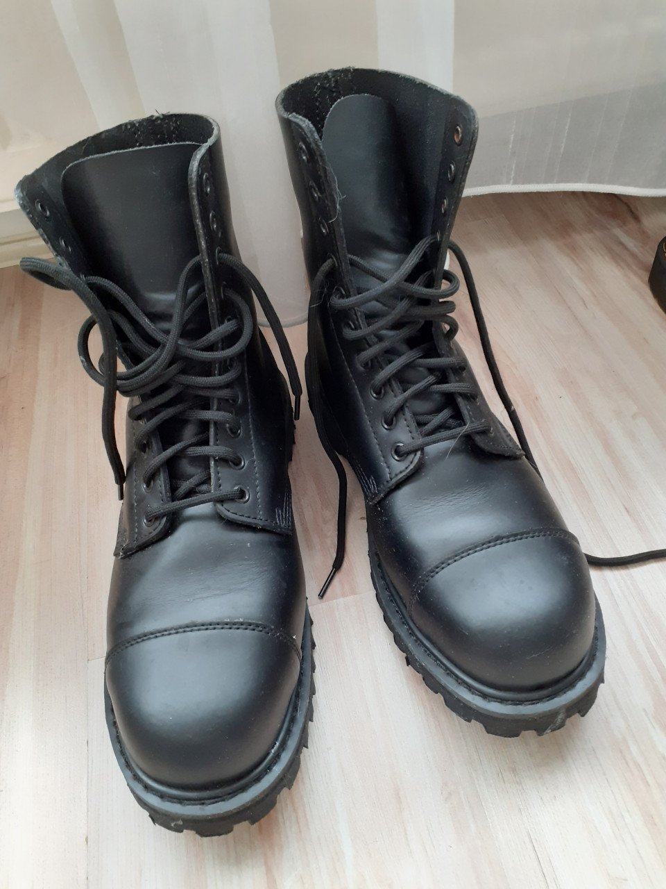 Hoge zwarte schoenen