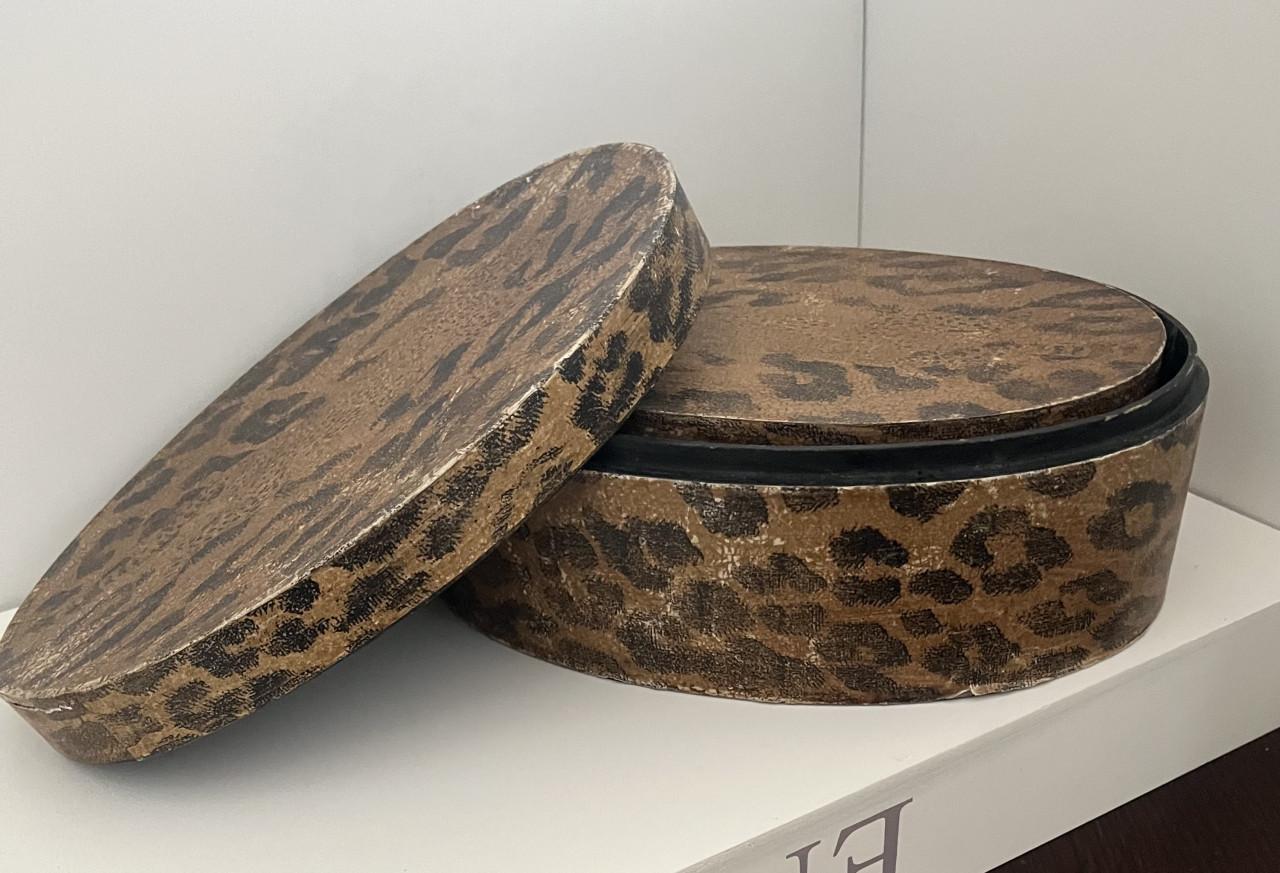 Decoratieve oude spanen doosjes.