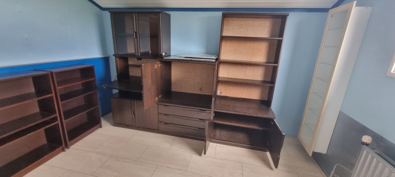 Oude donkere kast, groot, gebruikt