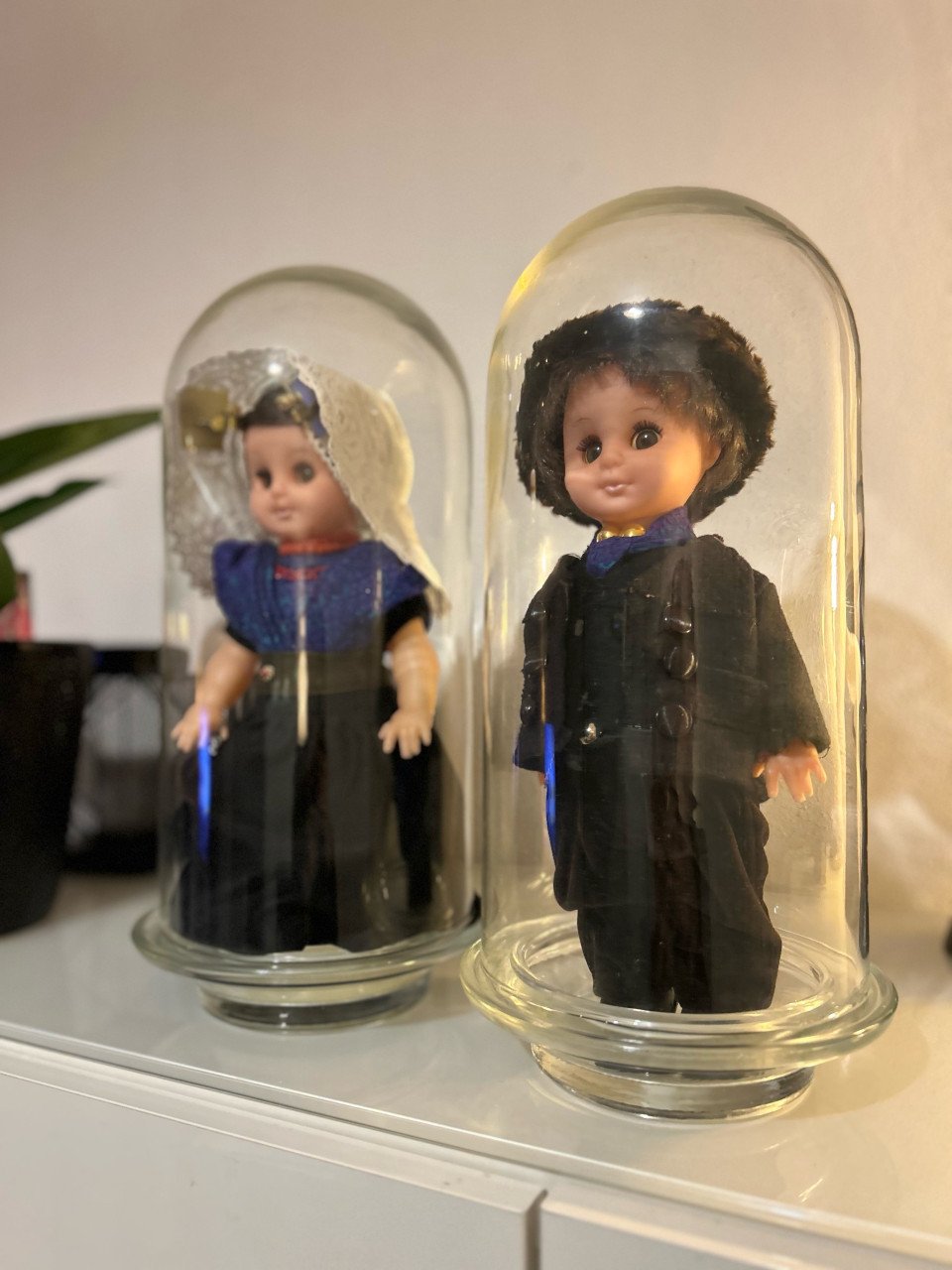 Poppen klederdracht in glazen stolp