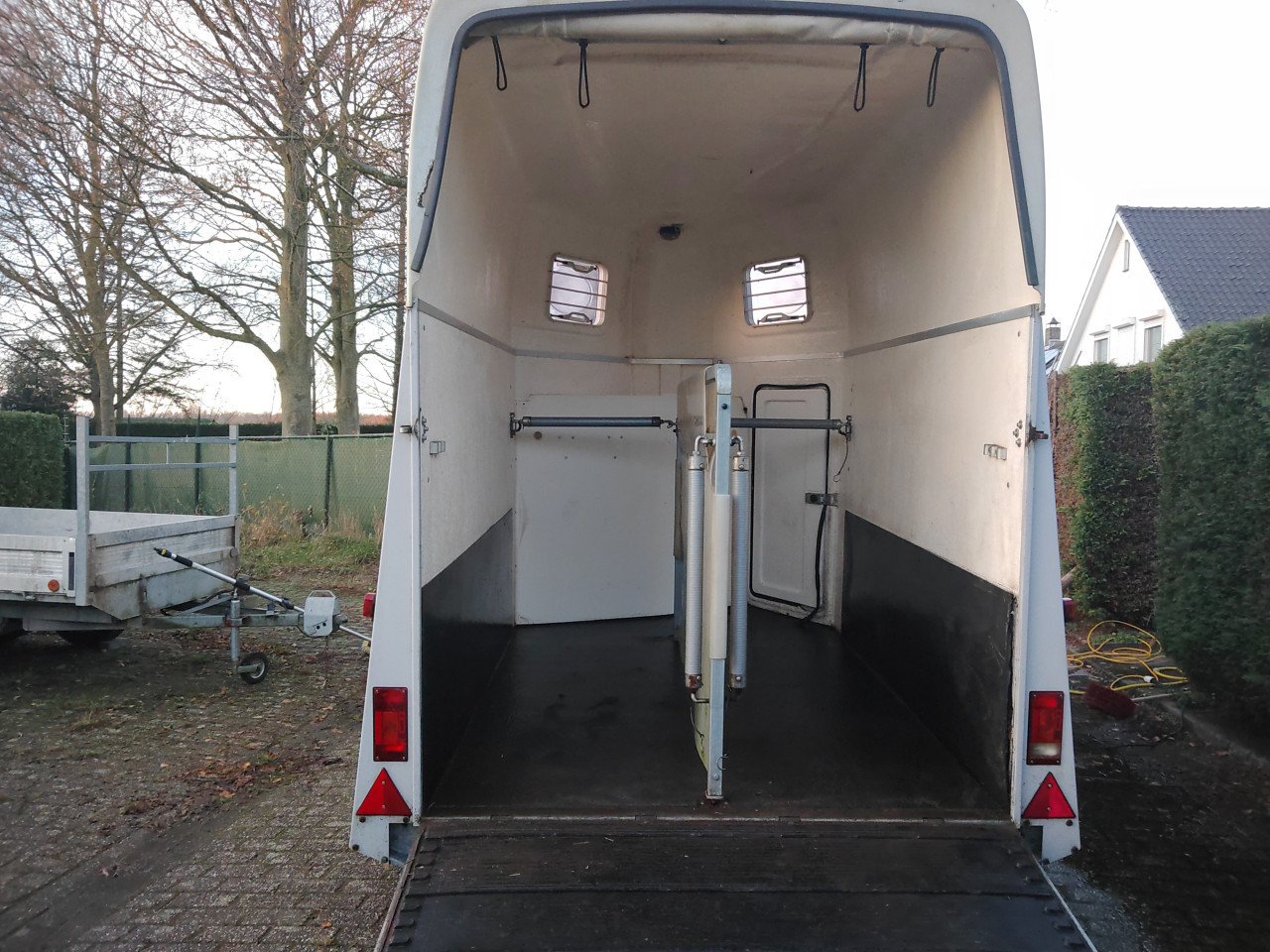 Trailer 2 paards , zadelkamer polyester opbouw, aluminium bodem