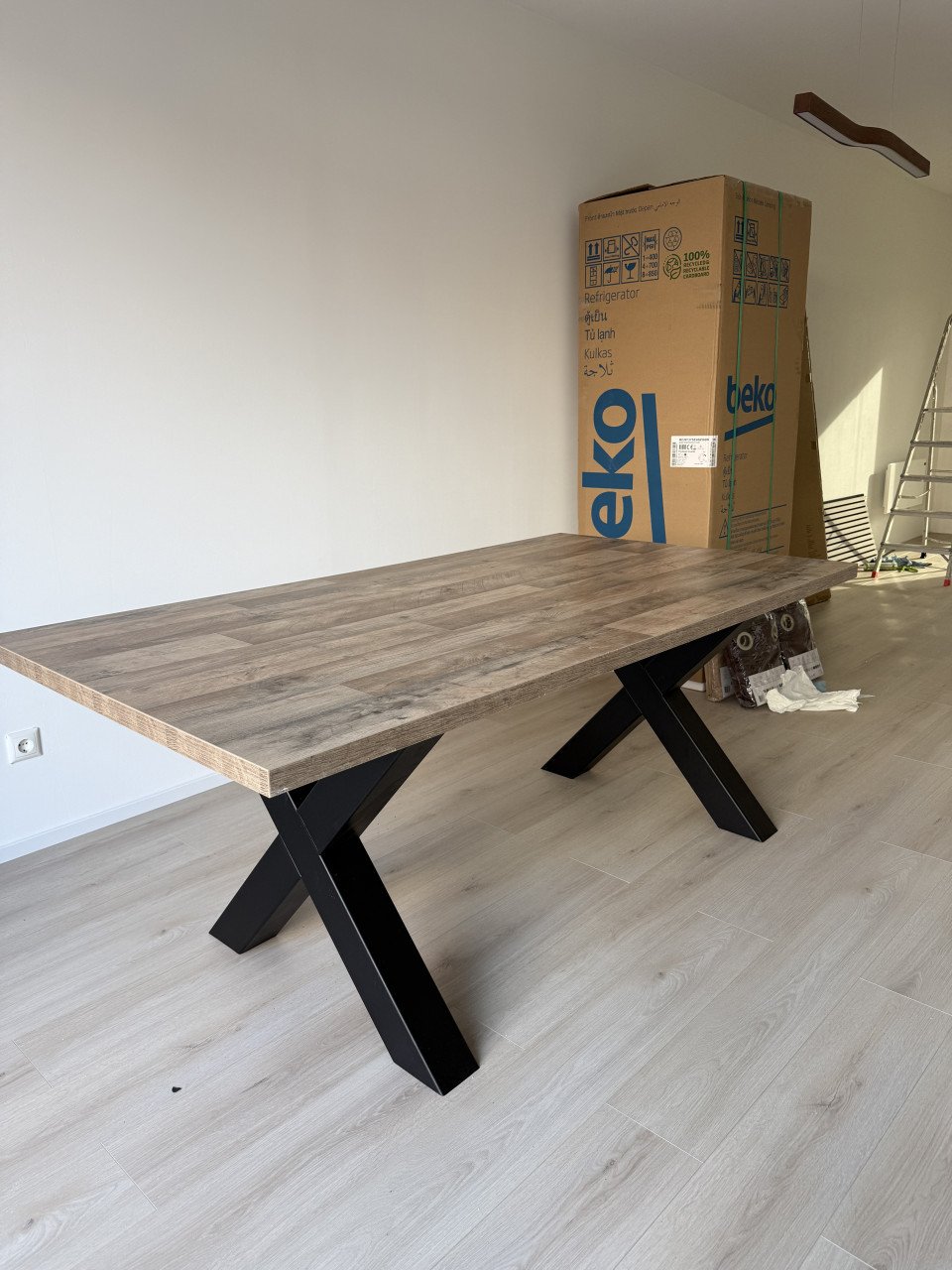 Eettafel mangohout met X poot en vier lederen stoelen