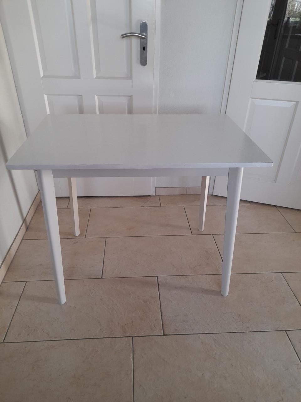 Tafel 60 x 92 x 74,5 Hoog (in goede staat )