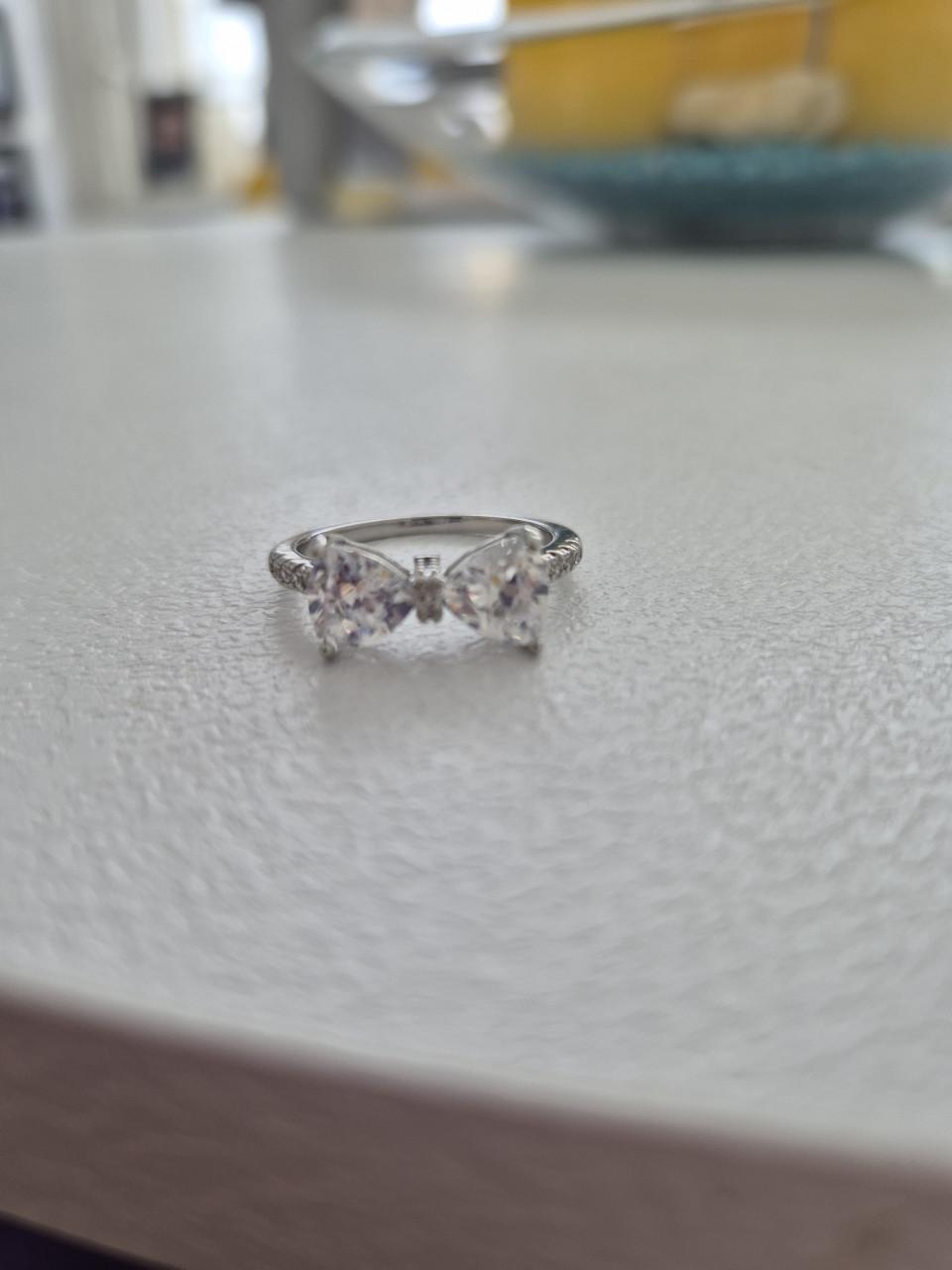 Zilverkleurige ring met strik