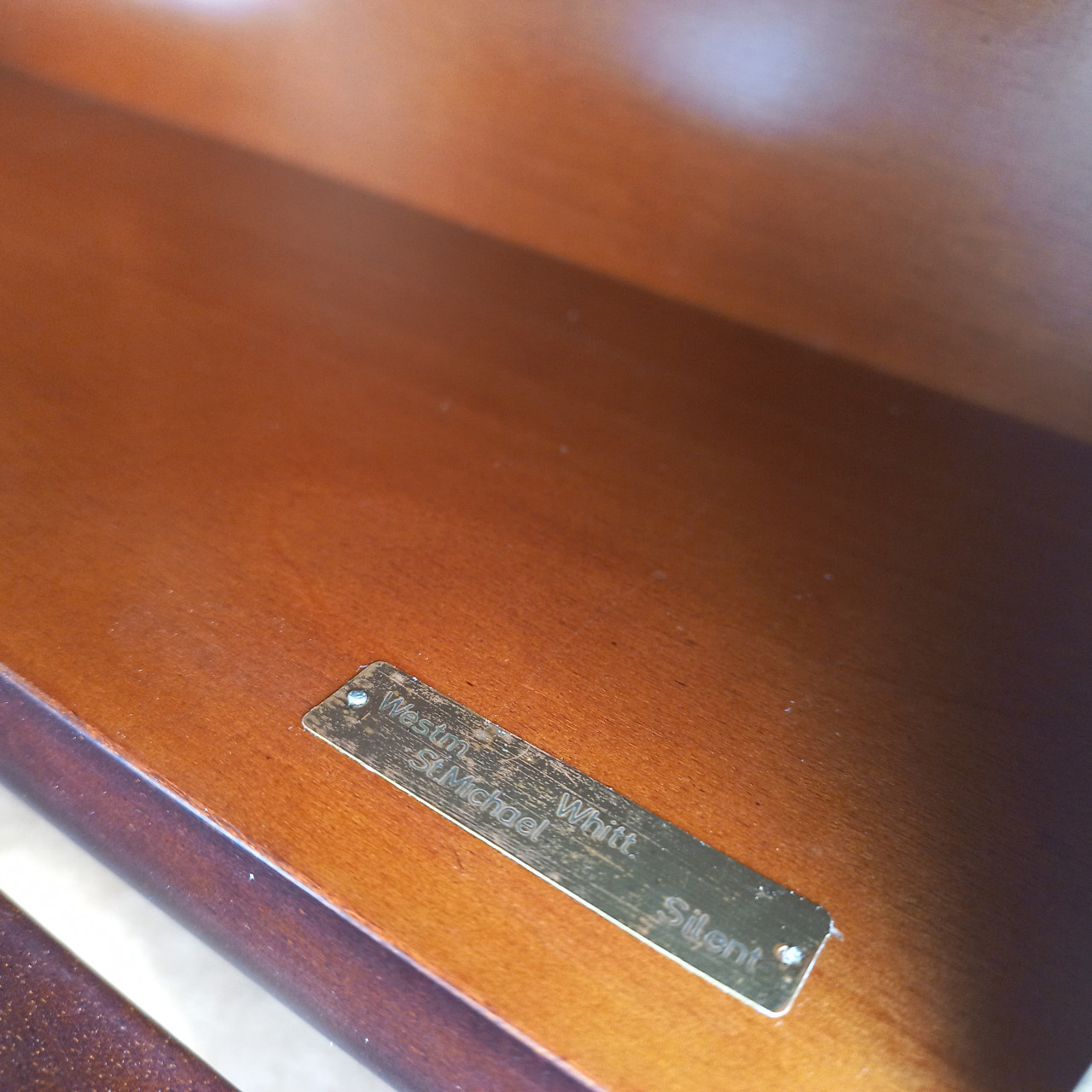 Originele houten kersenhout gelakt regulateur klok.