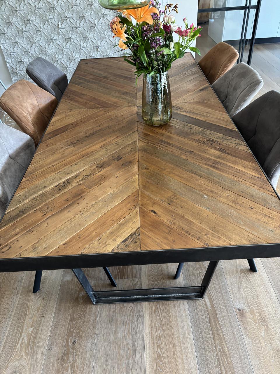 Eetkamertafel