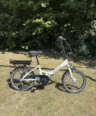 Nette witte Minerva elektrische vouwfiets 7 versnellingen