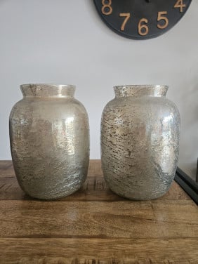 2 brons/goud kleurige vazen