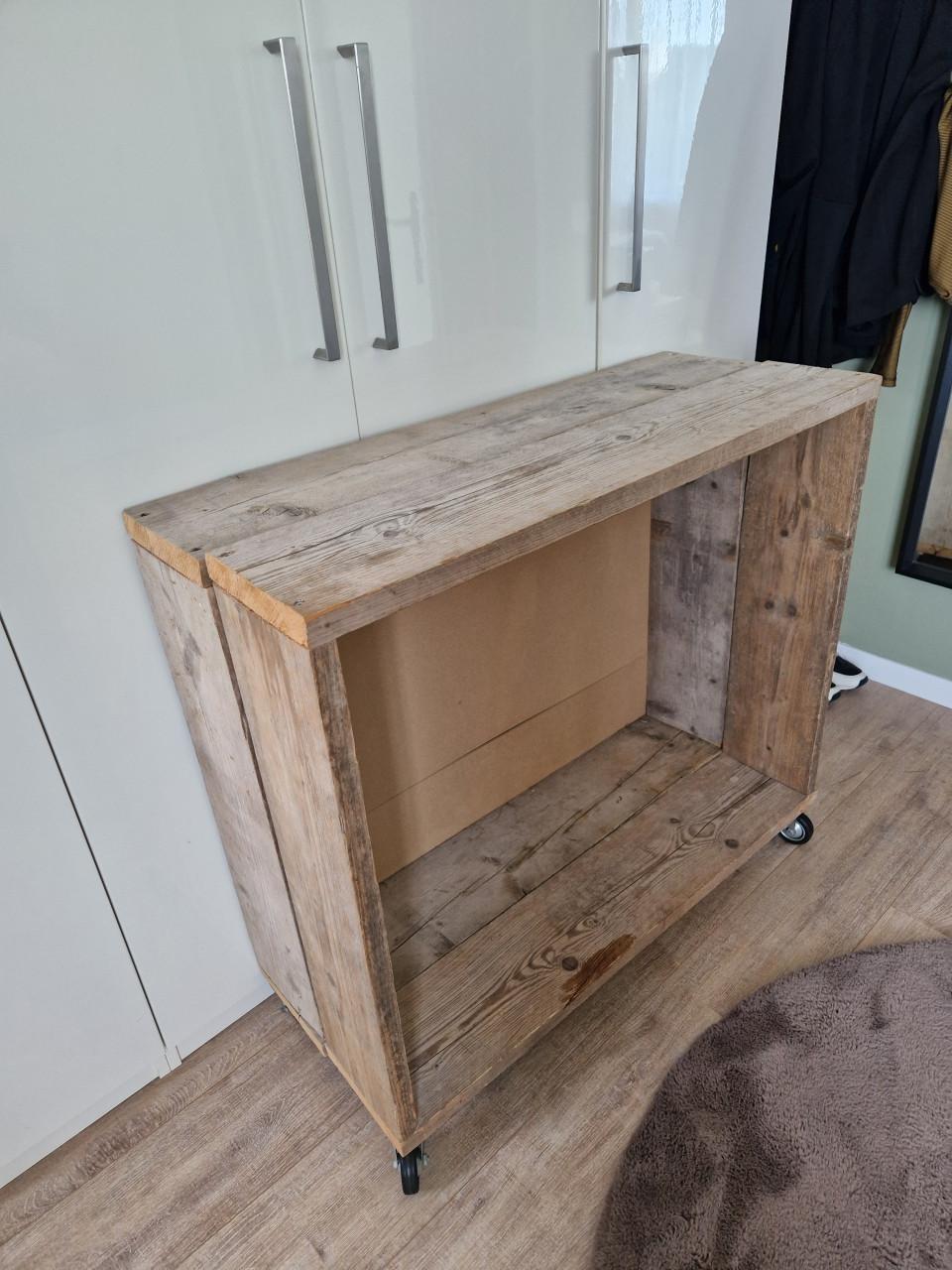 Kastje op wieltjes steigerhout