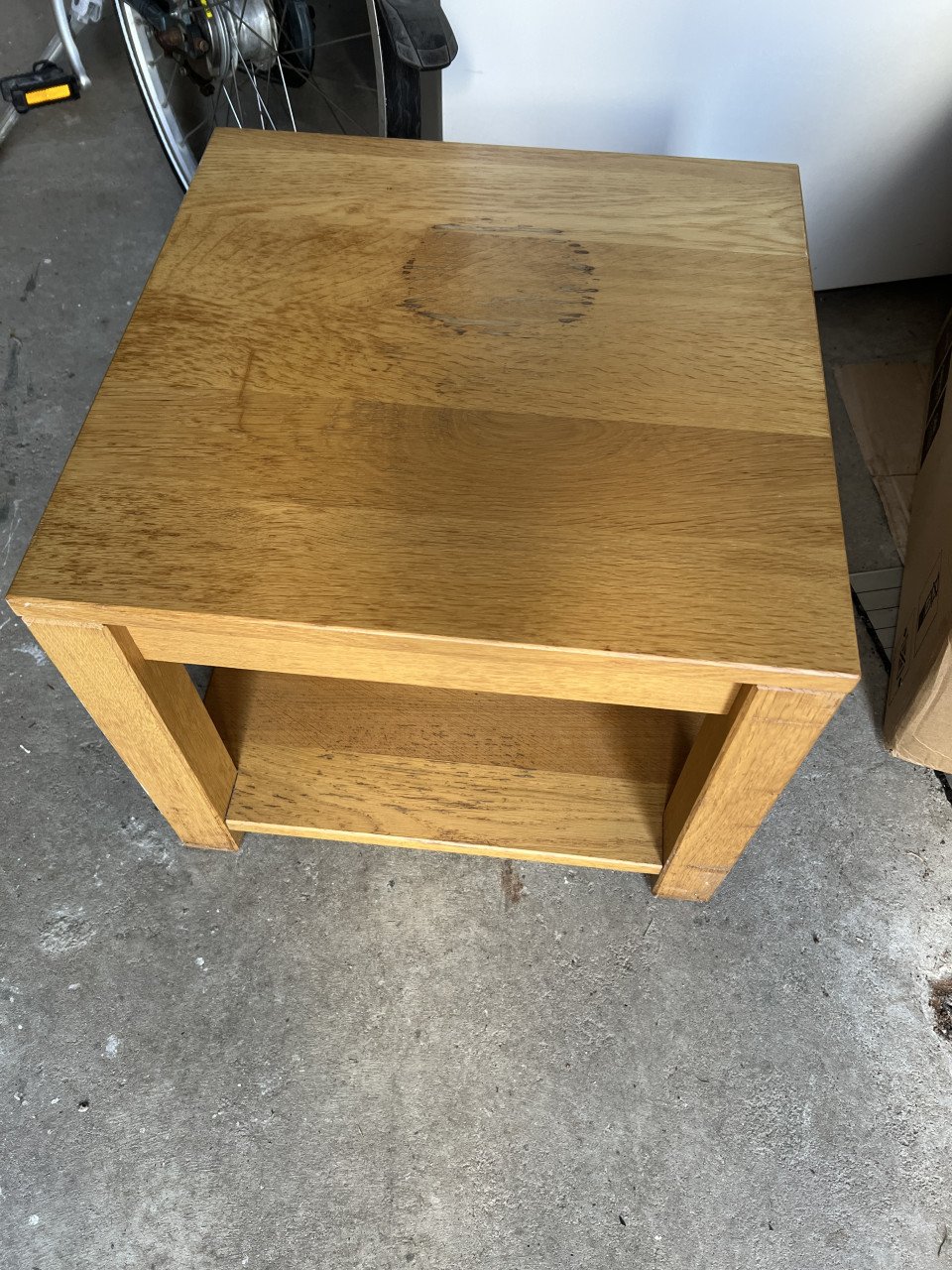 Zwaar Houten bijzettafel met onderblad Stevige massief houten bijzettafel