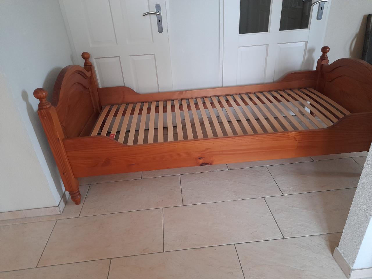 Massief houten bed 90 x 200 ( in goede staat )