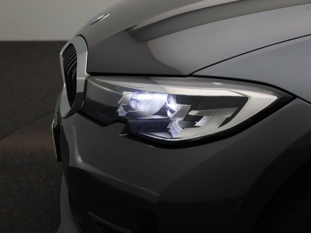 BMW 3-serie 330e | automaat | navigatie | half-leer | adaptive cruise contr