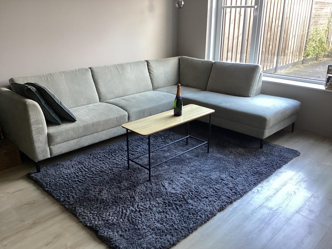 Hoekbank + stoelen + vloerkleed