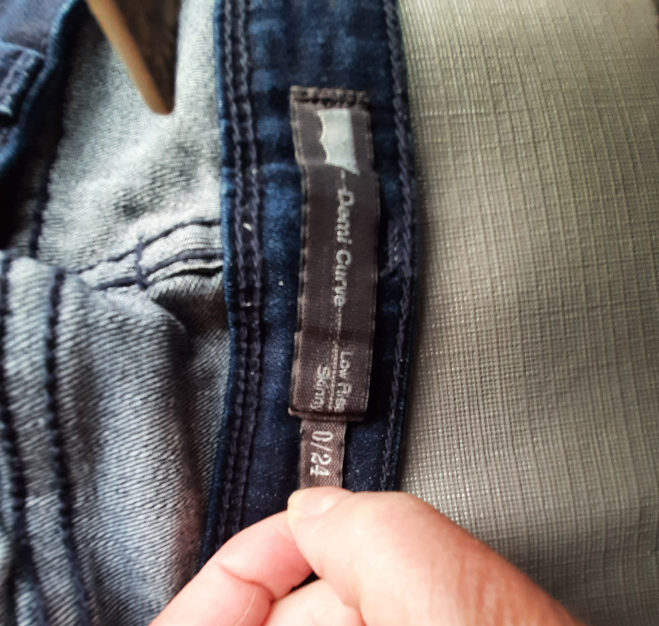 Levi's 24/32 low rise skinny jeans. Z.g.a.n