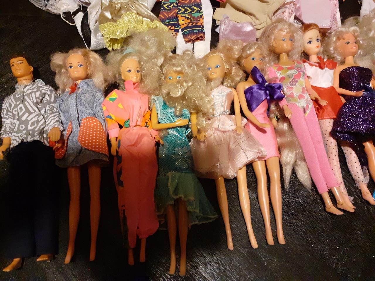 Oude ( nep ) Barbies en Ken met extra kleding