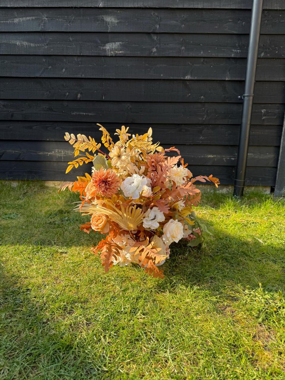 Bruiloft/feest backdrop met bloemstukken