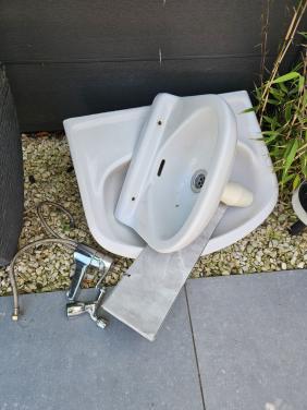 2 x wastafel en 2x mengkraan gratis