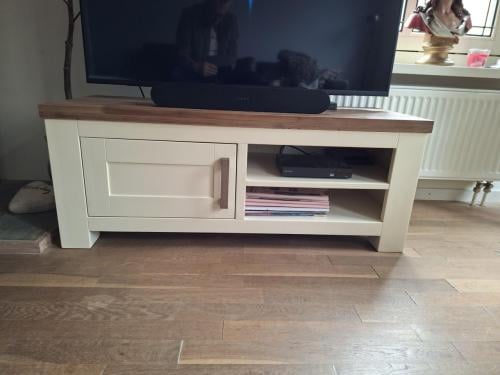Gelakt houten TV kastje