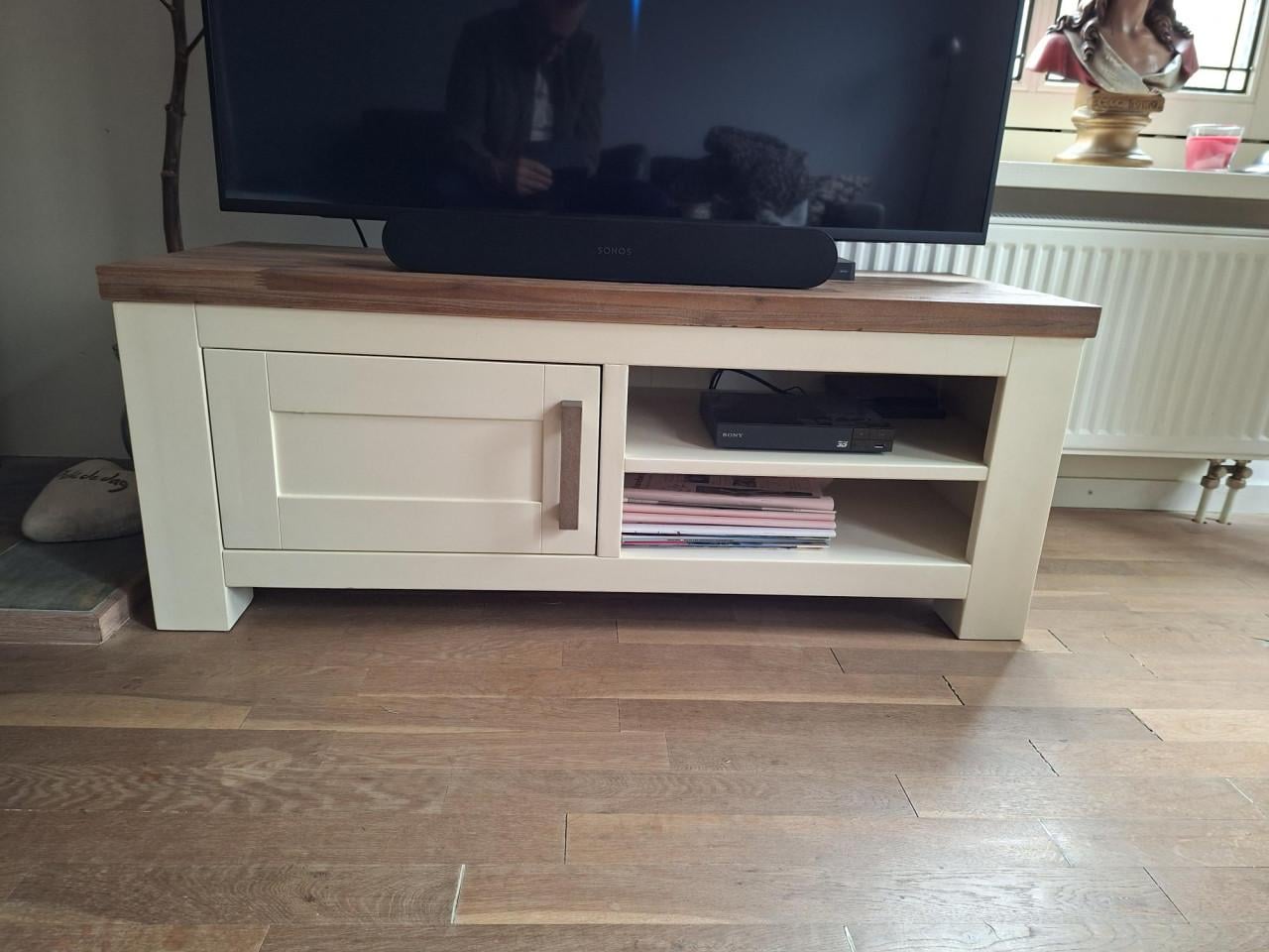 Gelakt houten TV kastje