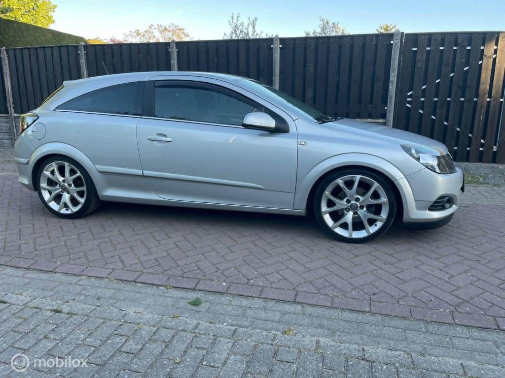 Opel Astra gtc 1.6 executive grote beurt gehad